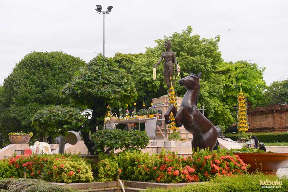 อนุสาวรีย์พระนางจามเทวี