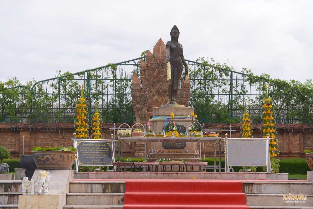 อนุสาวรีย์พระนางจามเทวี