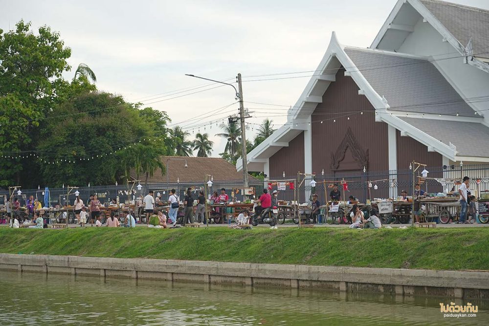 ตลาดรถไส 